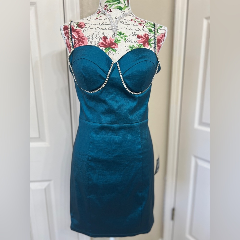 Elegant Teal Dress with Pearl Detailing - Picture 3 of 13